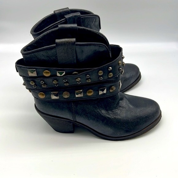 Circle G - Black Leather Distressed Studded Strap Pull On Ankle Boot Size 7.5 - Picture 2 of 15